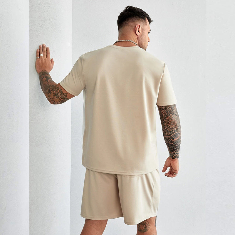 Herresæt – 2-delt afslappet pasform – Kortærmet top med design – Knælange shorts