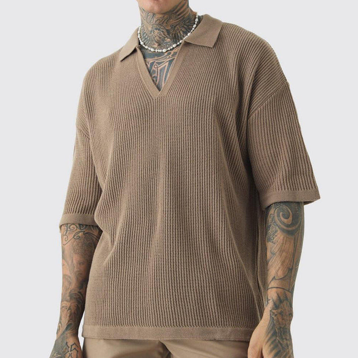 Herre T-shirt – Afslappet Pasform – Blød Strik – V-hals med Krave – Til Hverdag