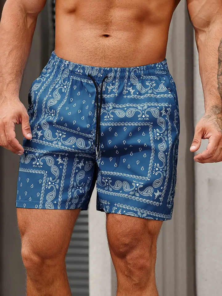Herrebadeshorts – afslappet pasform – hurtigtørrende stof – bandanamønster – midtlængde